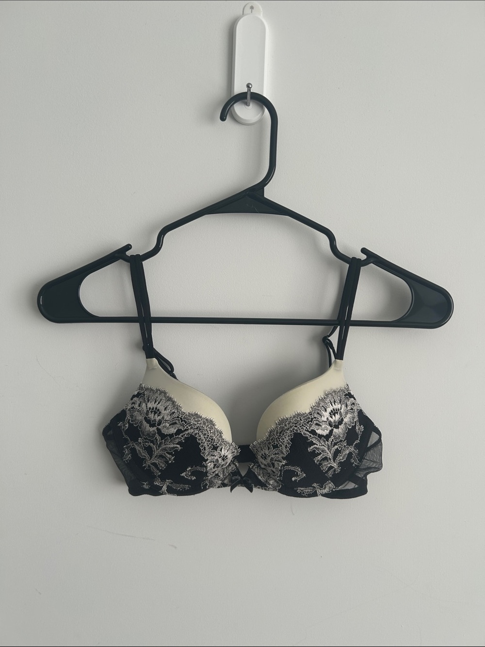 Victoria's Secret Very Sexy Plunge Push-Up Bra Black And Cream 32B